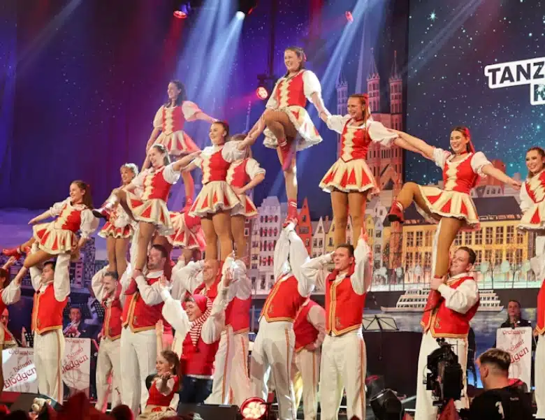 tanzcorps-colonia-rut-wiess-akrobatisch